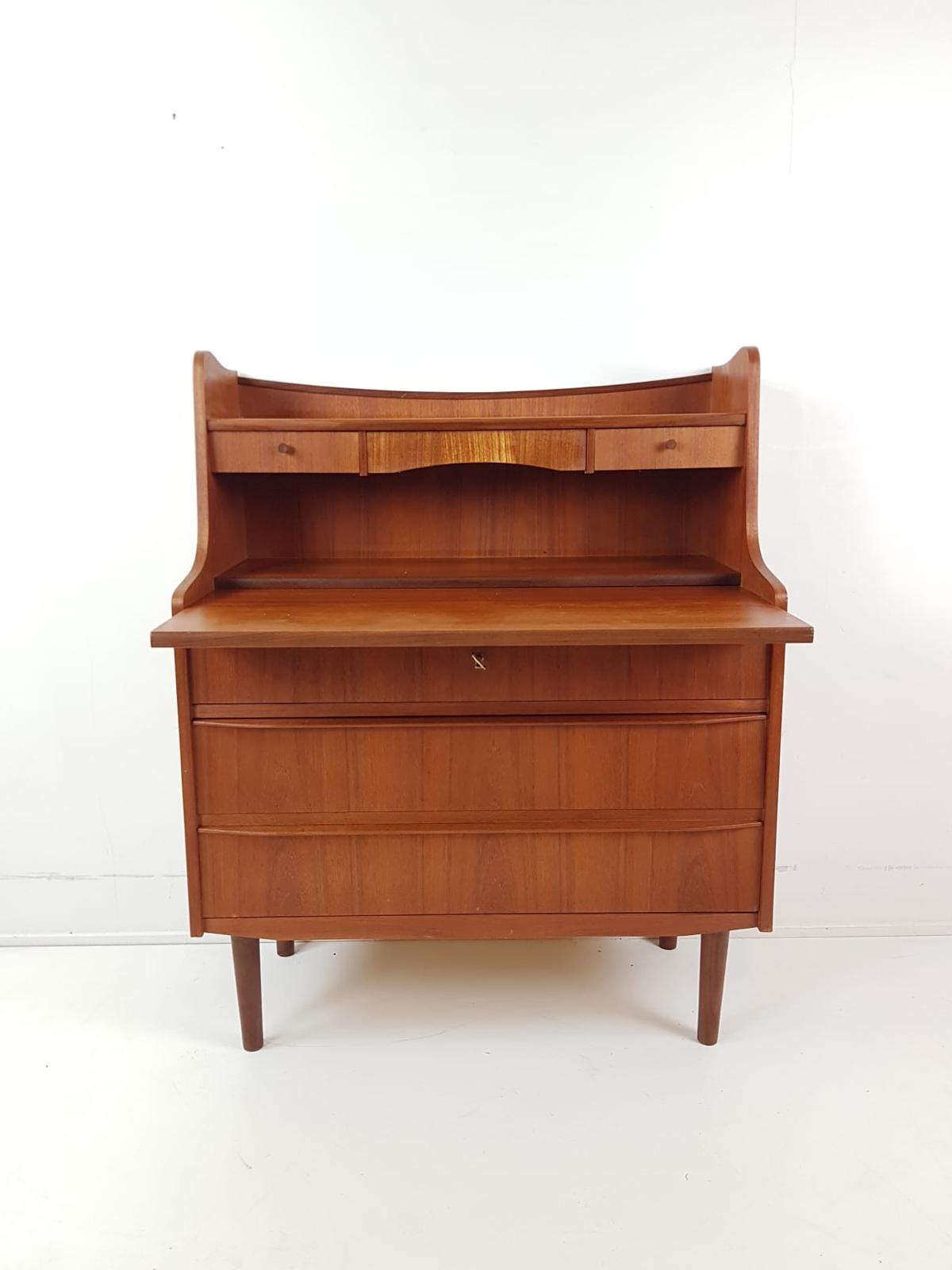 Vintage teakhouten secretaire met uitklapbaar schrijfblad en laden