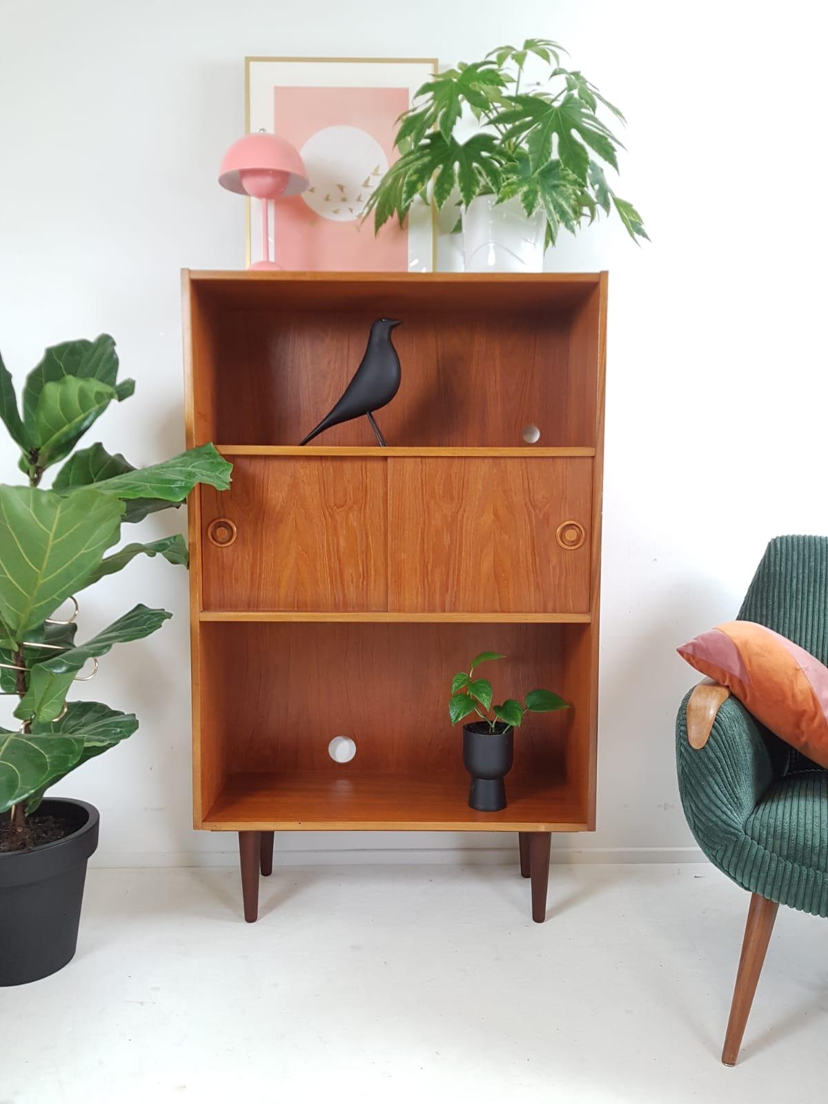 Vintage teakhouten wandkast met schuifdeur en open plank, Scandinavisch design