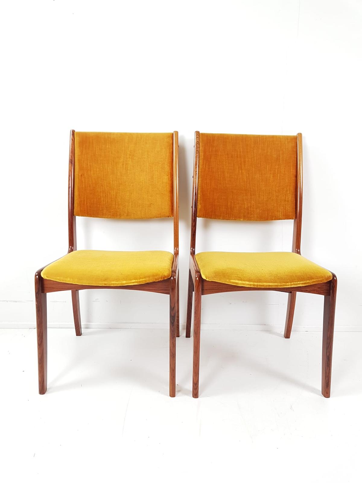 Set van 2 vintage stoelen met okergele bekleding, teakhouten frame