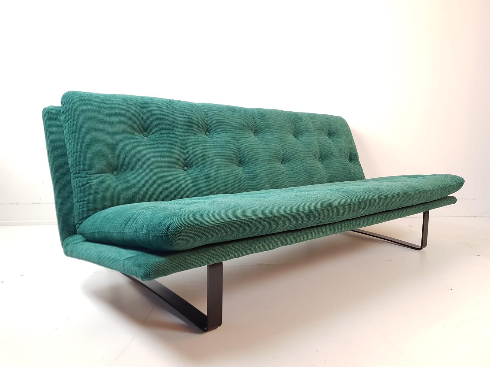 Vintage getufte bank in groenblauwe stof met metalen poten