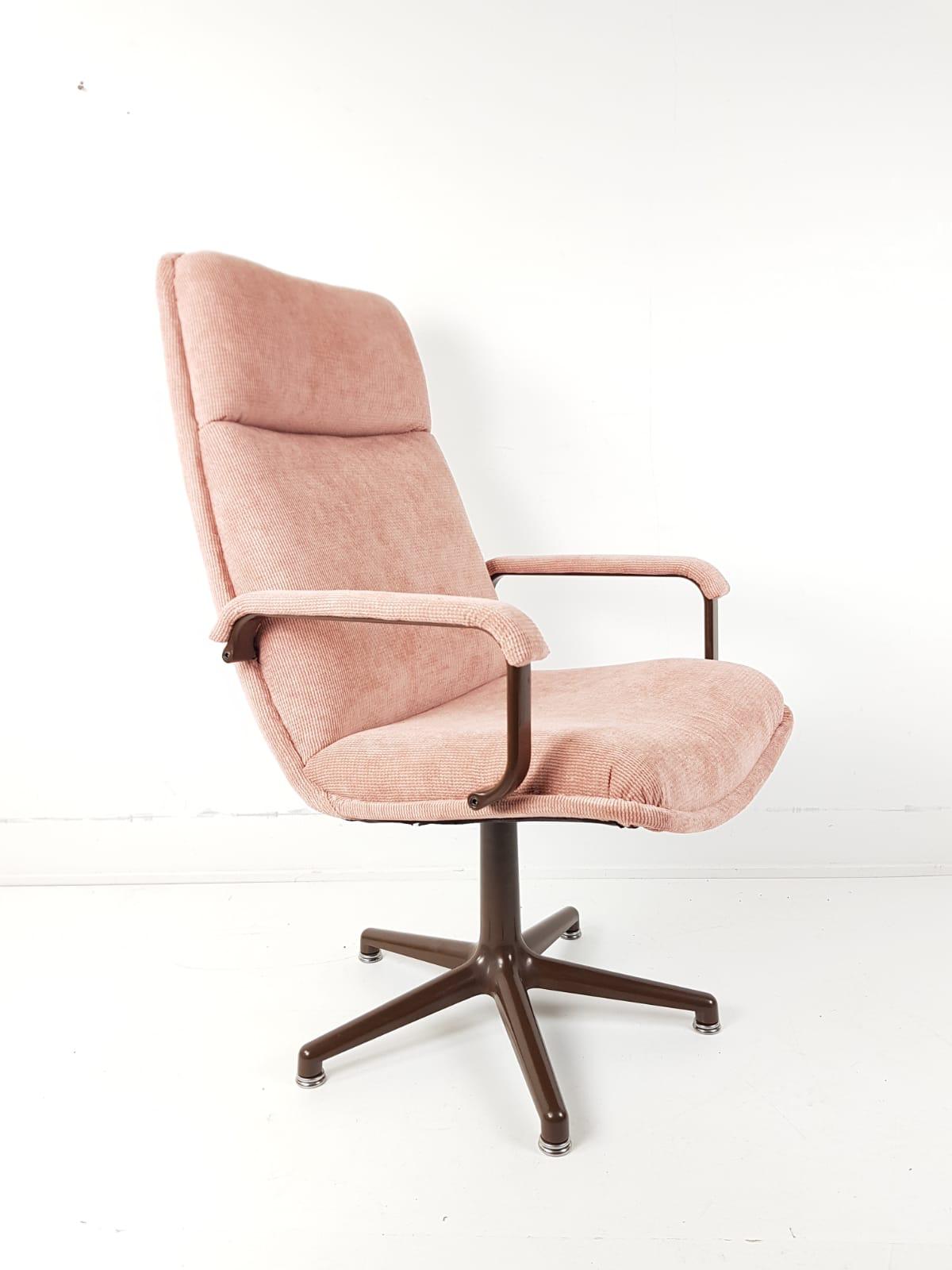 Vintage draaibare bureaustoel in roze stof met armleuningen