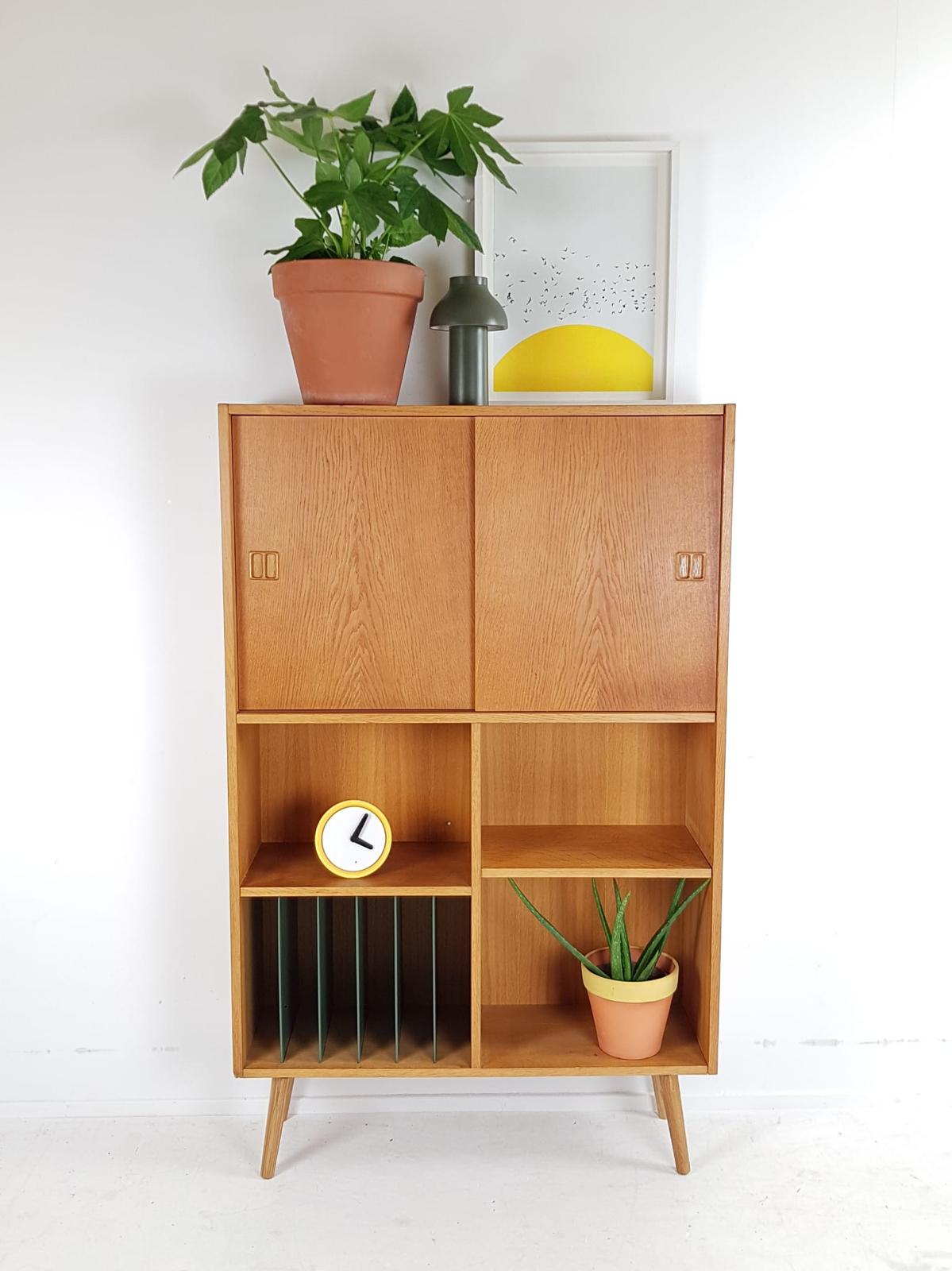 Vintage teakhouten kast met schuifdeuren en open vakken, mid century