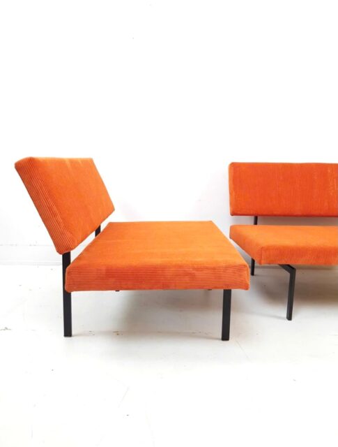 Wat een heerlijke eyecatchers! 🧡 Deze set van twee vintage Pastoe love seats heeft een warme, oranje ribstof die direct sfeer en karakter toevoegt aan je interieur. De prachtige structuur van de ribstof geeft de bankjes een retro uitstraling, terwijl de compacte vorm ze perfect maakt voor een gezellig zithoekje.
Mooi als set bij elkaar, maar ook afzonderlijk echte blikvangers. Denk aan een kleurrijk vintage interieur, een speelse designhoek of juist als warm contrast in een modern interieur.
#vintageloveseat #vintagechair #pastoe #oranje #vintageretro
