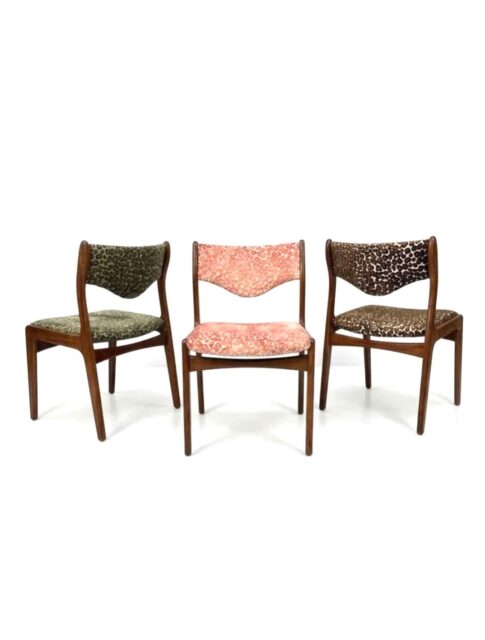 Wat een karakter hebben deze prachtige vintage Mahjongg stoelen! Het warme teakhouten frame vormt een schitterend contrast met de nieuwe bekleding in een uitgesproken panterprint. Een unieke combinatie van retro charme en een tikkeltje lef.
Met hun elegante lijnen, bijzondere vormgeving en speelse uitstraling zijn deze stoelen echte eyecatchers. Ze brengen warmte, persoonlijkheid en een vleugje vintage glamour in ieder interieur.
Prachtig aan een eettafel, als blikvanger in de woonkamer of als eigenzinnig accent in een eclectisch interieur. Combineer ze met natuurlijke materialen, warme kleuren of juist strakke, moderne meubels voor een verrassend geheel.
#eetkamerstoelen #panterprint #vintagestoelen #vintageprint