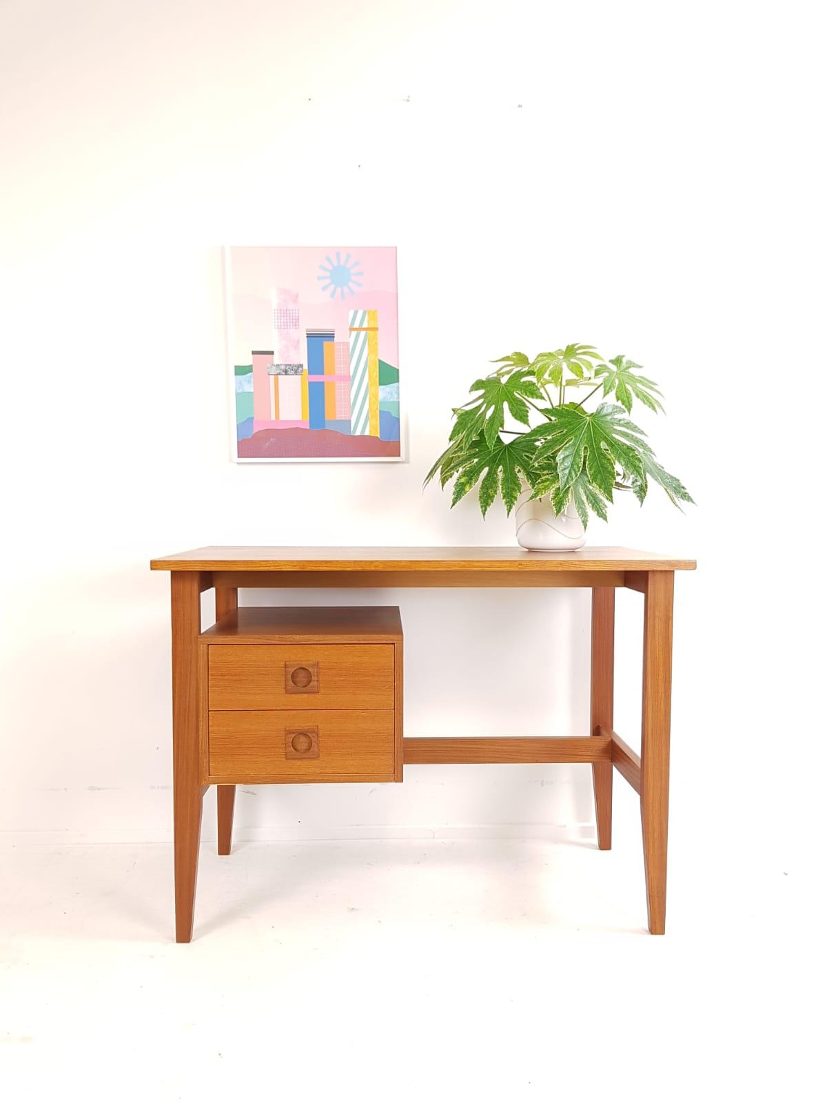 Vintage teakhouten bureau met ladeblokje, mid century