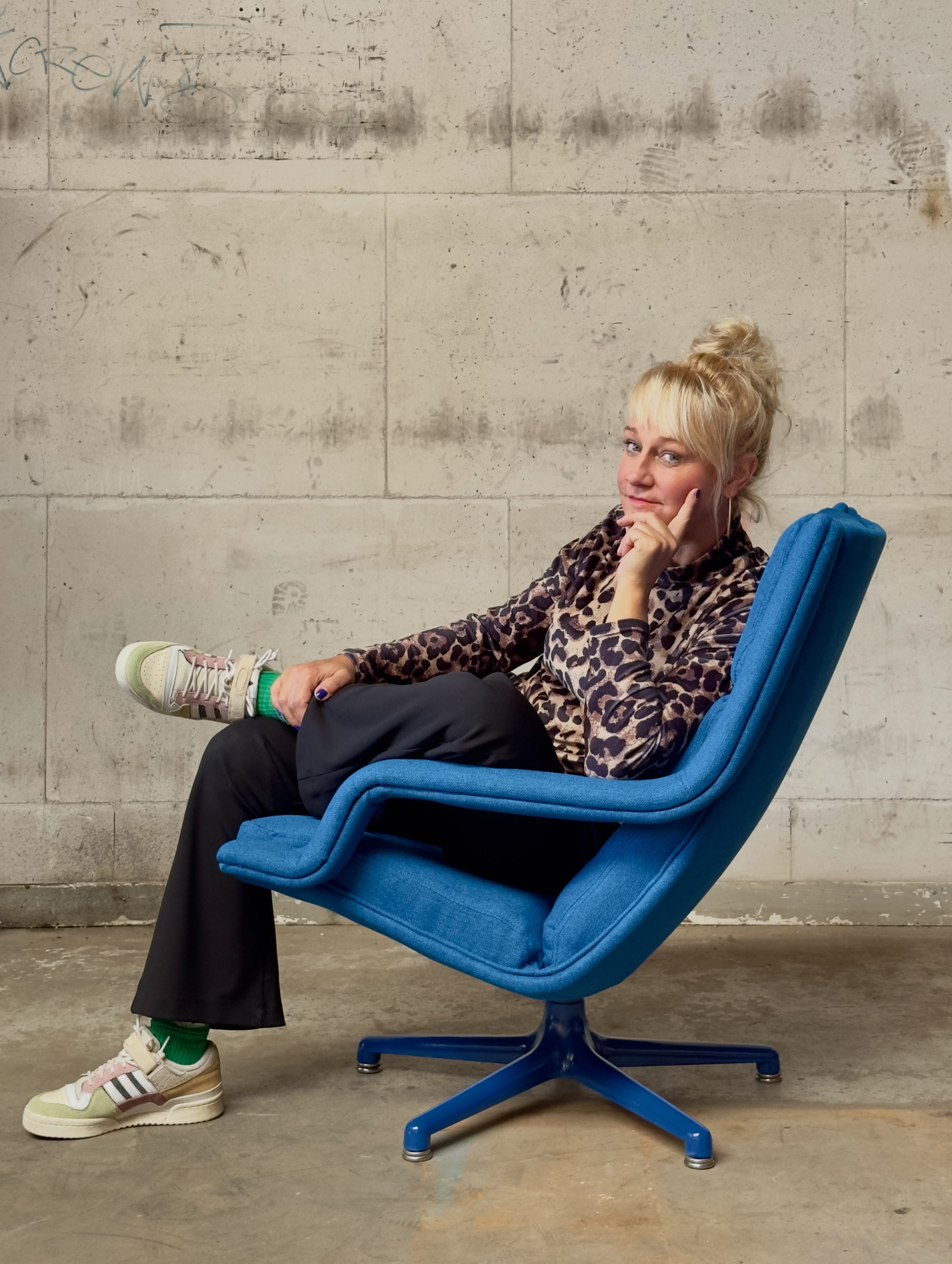 Zit ik op de blauwe chair…zitten doe ik niet zo vaak, ik ben liever op pad om pareltjes voor jou te zoeken en daarna naar de stoffeerder te brengen. Heb je een vraag of een wens over een meubel? kom maar door ik help je graag!
#owner #vintagelover #vintagestyle