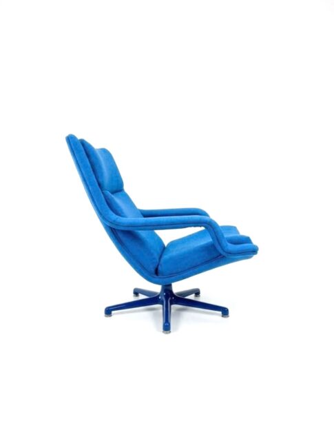 Een prachtige designklassieker uit de jaren 60! Deze vintage Artifort F141 draaifauteuil combineert elegant retrodesign met een heerlijk eigenzinnig karakter. De sierlijke vormgeving en de blauwe nieuwe stoffering geven deze fauteuil een frisse, stijlvolle uitstraling.
De fauteuil is een echte blikvanger en past perfect in een modern, vintage of eclectisch interieur. Mooi als comfortabele eyecatcher in de woonkamer, maar ook bijzonder op zijn plek in een sfeervolle leeshoek.
#artifort #vintagechair #bleuchair #vintageretro #draaifauteuil