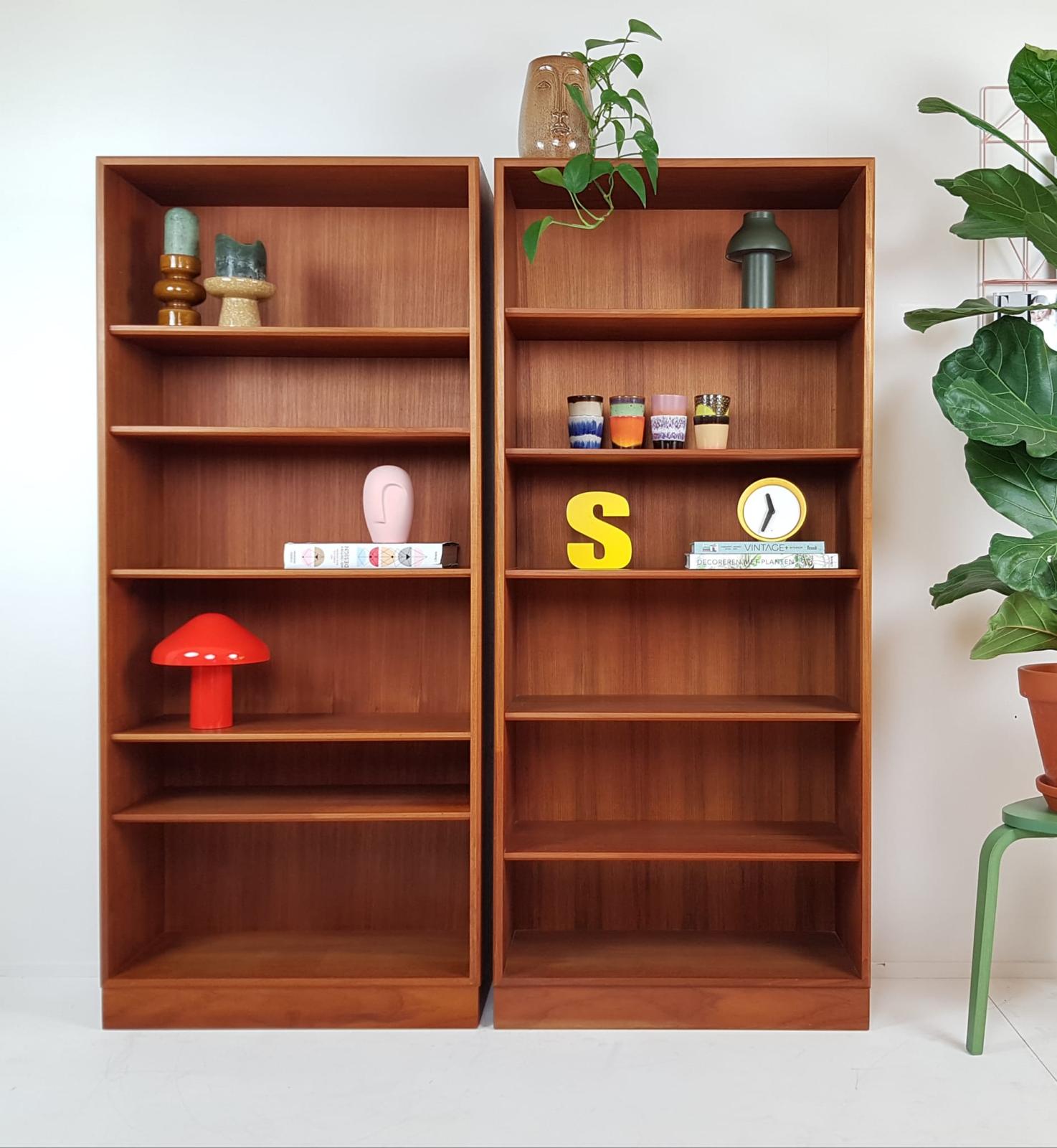 Vintage teakhouten boekenkast met open vakken, twee kastdelen