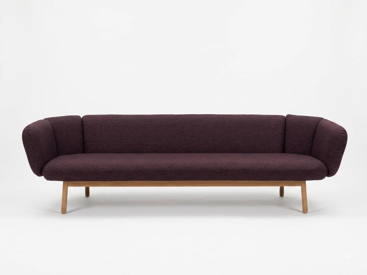 Vintage bank in aubergine kleur met houten onderstel, mid century