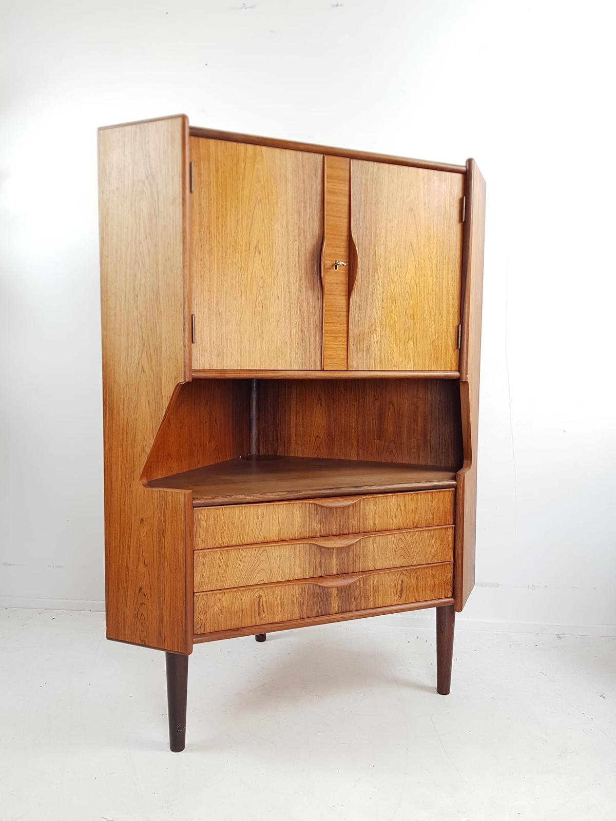 Vintage teakhouten barkast met uitklapbare deur en laden