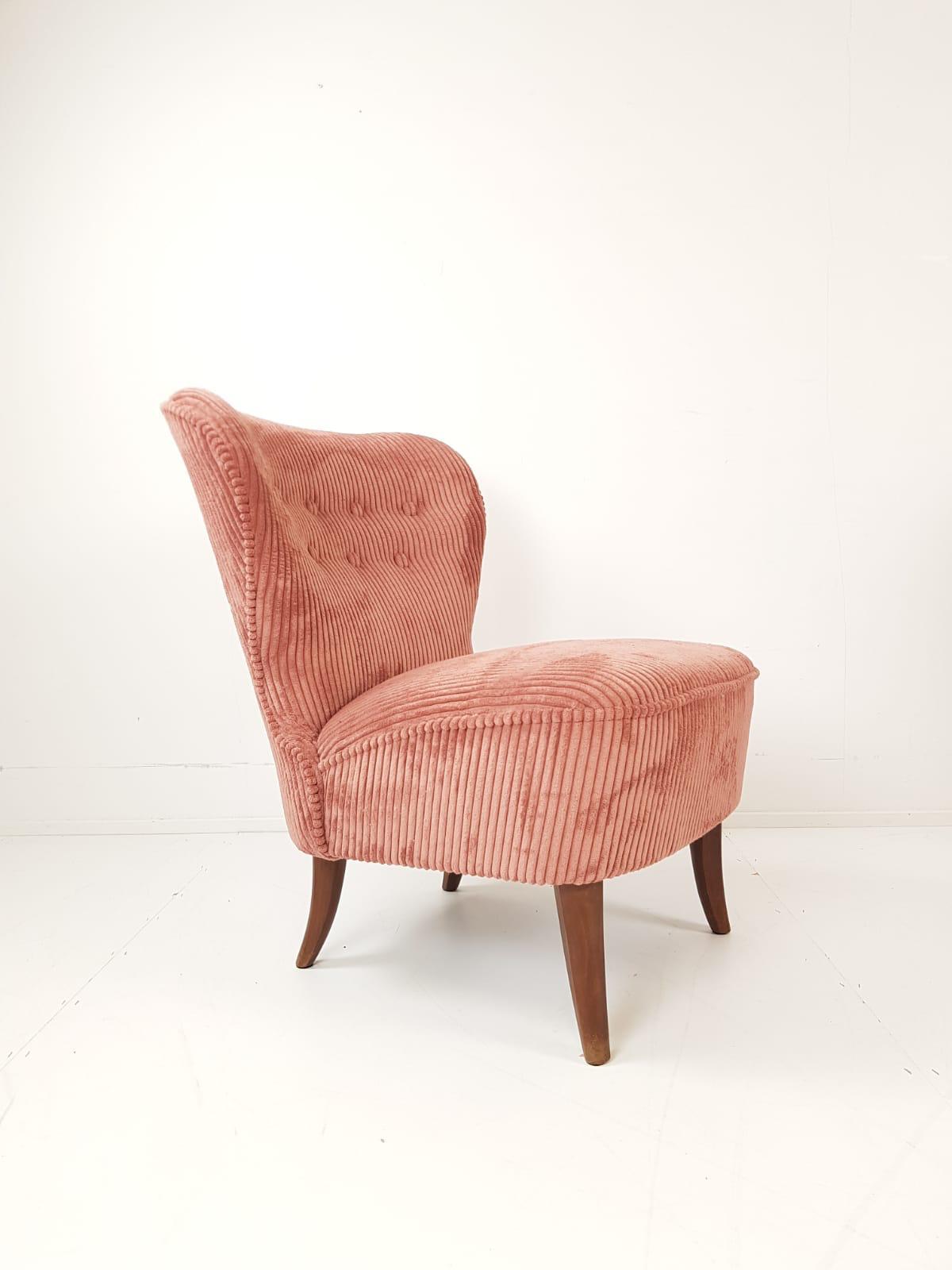 Vintage stoel in roze ribfluweel met houten poten, jaren 60