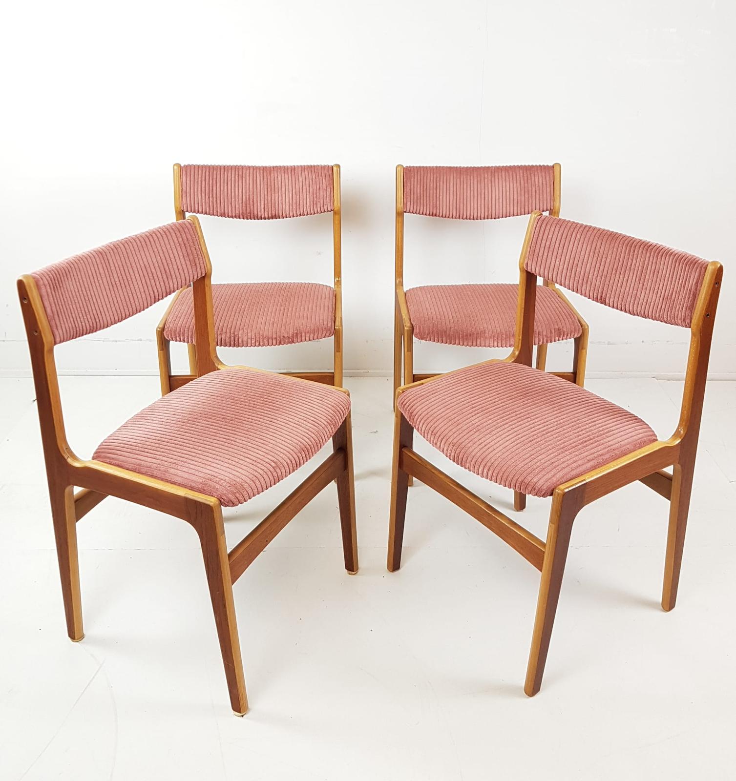 Set van 4 vintage eetkamerstoelen met roze bekleding, teakhouten frame