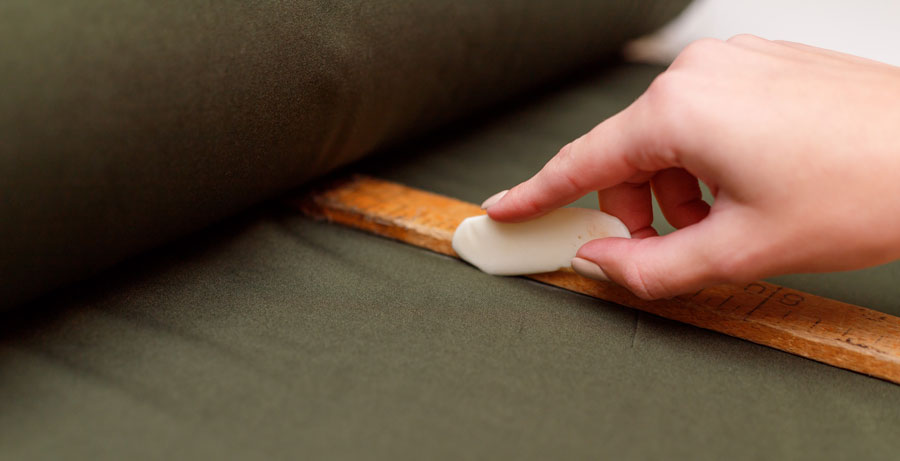 marking-fabric-with-chalk-and-wooden-ruler-2026-03-19-03-15-41-utc Vakman herstoffeert een vintage stoel in nieuwe stof bij Tijdloos Vintage